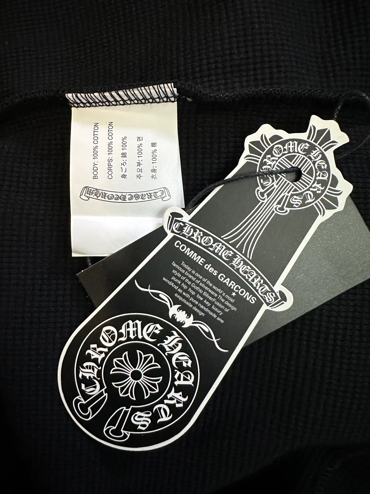 P390 Chrome Hearts patchwork leather Henry collar waffle long-sleeved T. Fabric: Made of 350g cotton waffle double-layer material. Differentiating low weight, cutting corners and non-pure cotton market products), a lot of effort has been put into the fabric, hardware and craftsmanship. The top quality in the market and industry benchmark are only owned by a few people. The overall wiring is straight and delicate, the fabric is comfortable and soft, and the color is consistent without color difference. Customized hardware, thread, accessories, plate alignment, same style for men and women -Color: black gray -Size: S M L